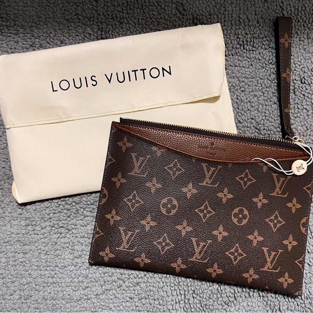 BRAND NEW!! Louis Vuitton Wristlet/Clutch